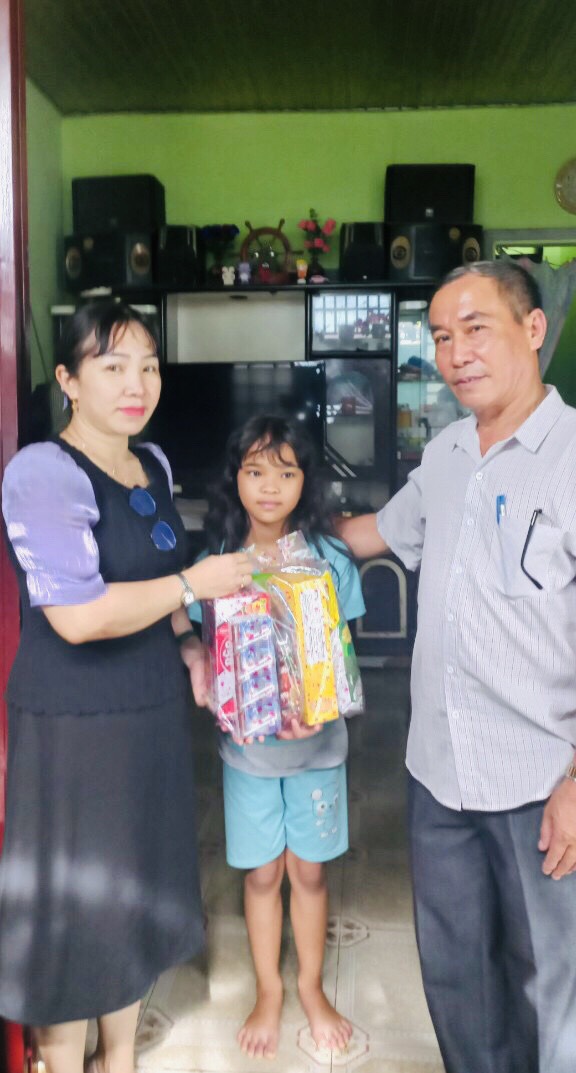 Thăm tặng quà 2